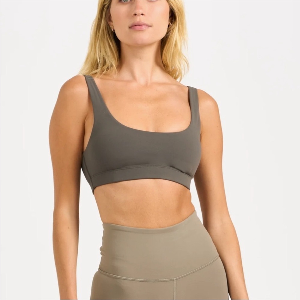 Vuori Daily Bra in Oregano Green Size Small Workout Activewear Athleisure Sporty